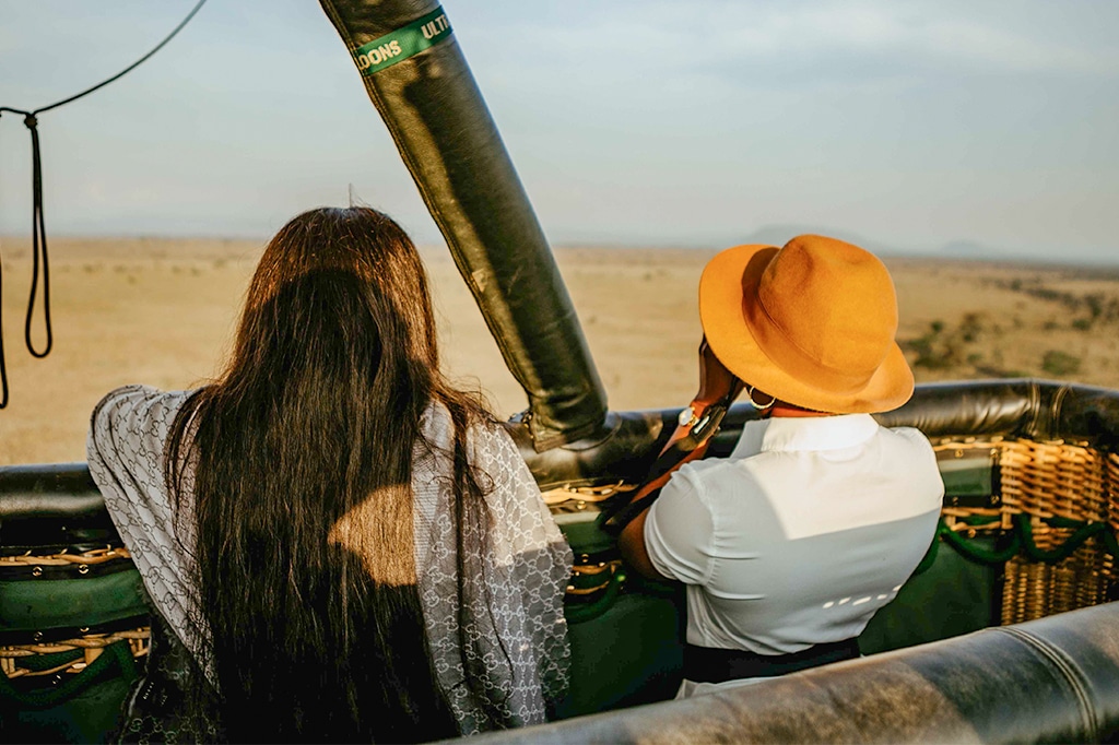 坦桑尼亚米库米国家公园的游客热气球探险