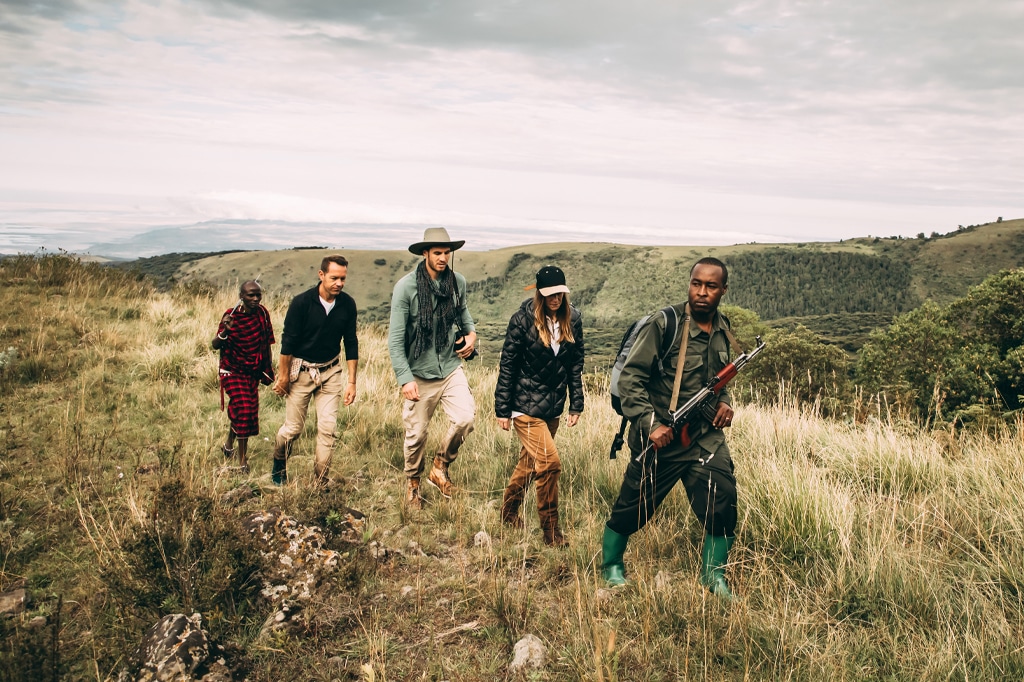 タンザニアのンゴロンゴロでガイド付き自然散策を楽しむ観光客