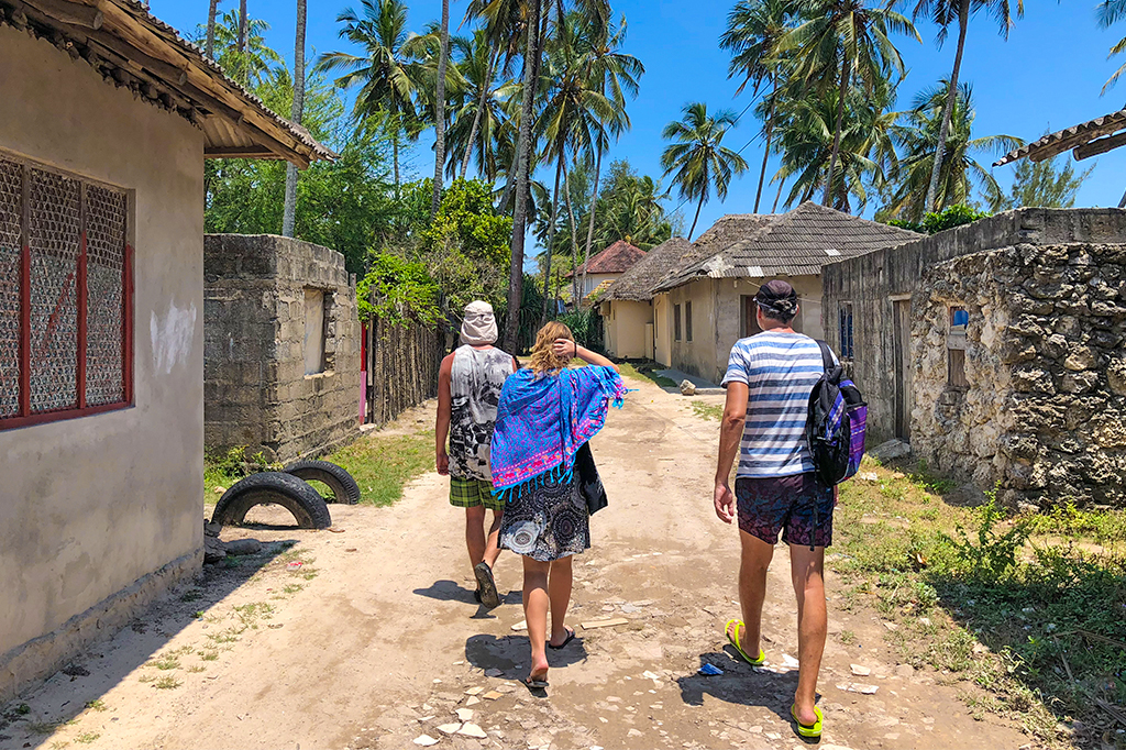 Turistas paseando por un pueblo de Zanzíbar 1 Turistas paseando por un pueblo de Zanzíbar