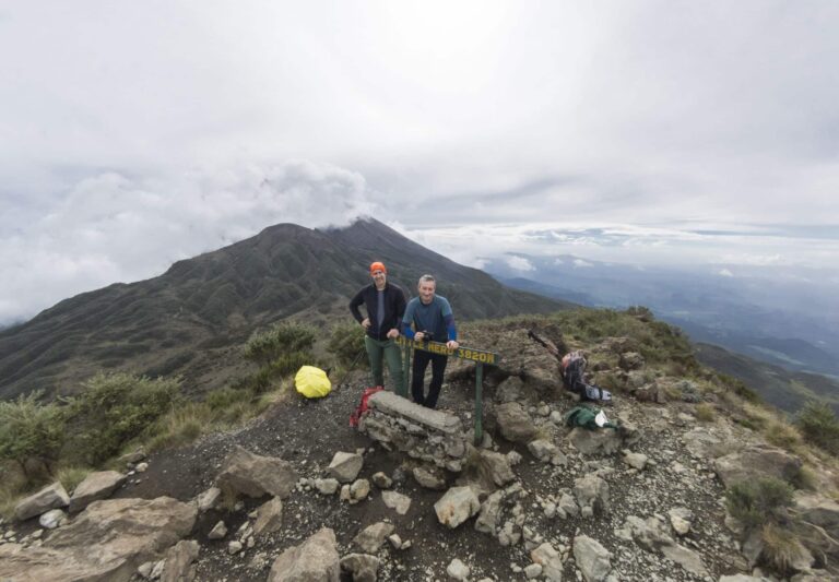 Excursionistas en el Monte Meru