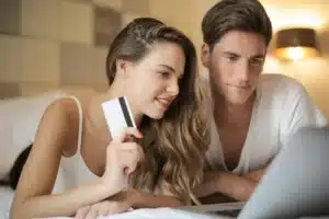 Giovane coppia che prenota l'hotel.jpg Giovane coppia che prenota l'hotel.jpg