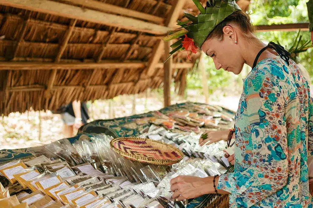 Giovane donna turista tour delle spezie a Zanzibar, Tanzania.jpg