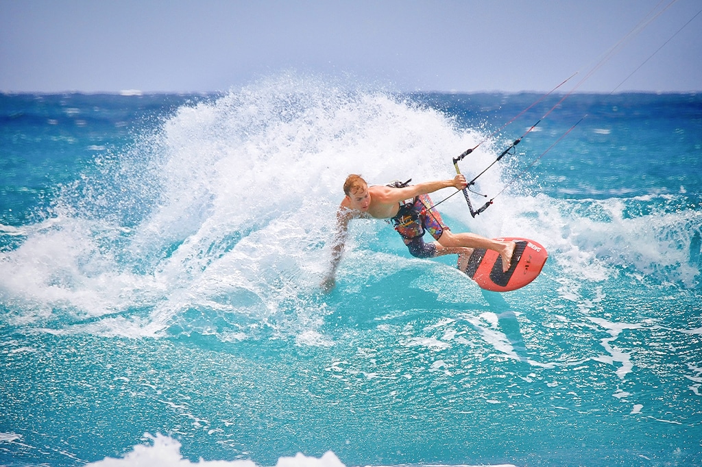 一名男子在坦桑尼亚桑给巴尔江比阿尼海滩玩风筝冲浪