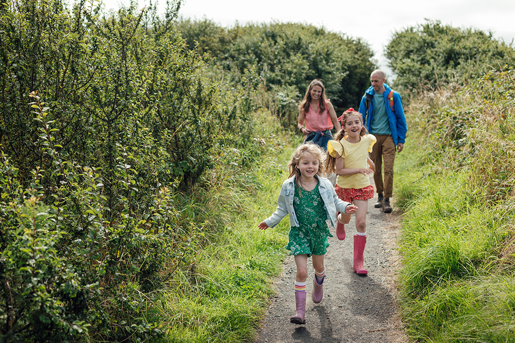 チュンベ島(タンザニア)で自然散策を楽しむ観光客家族1 タンザニアのチュンベ島で自然散策を楽しむ観光客の家族