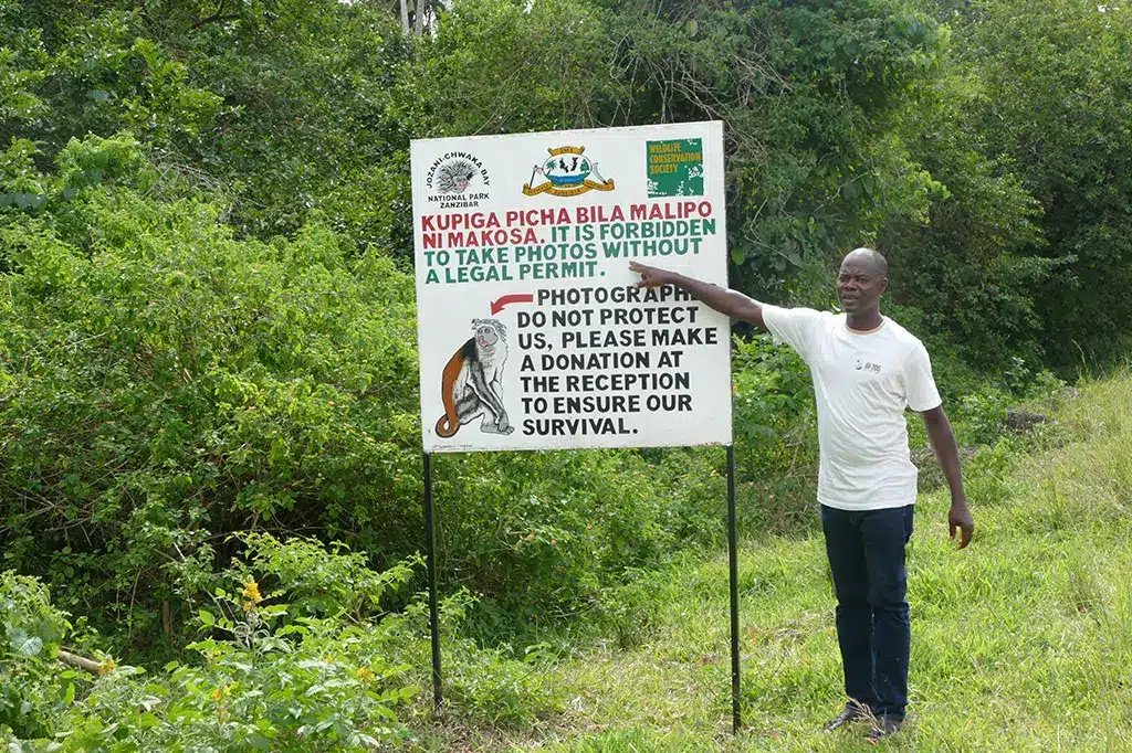 Guide Pointing Regulations Fotografie Jozani Chwaka Tanzania.jpg Guide Pointing Regulations Fotografie Jozani Chwaka Tanzania.jpg