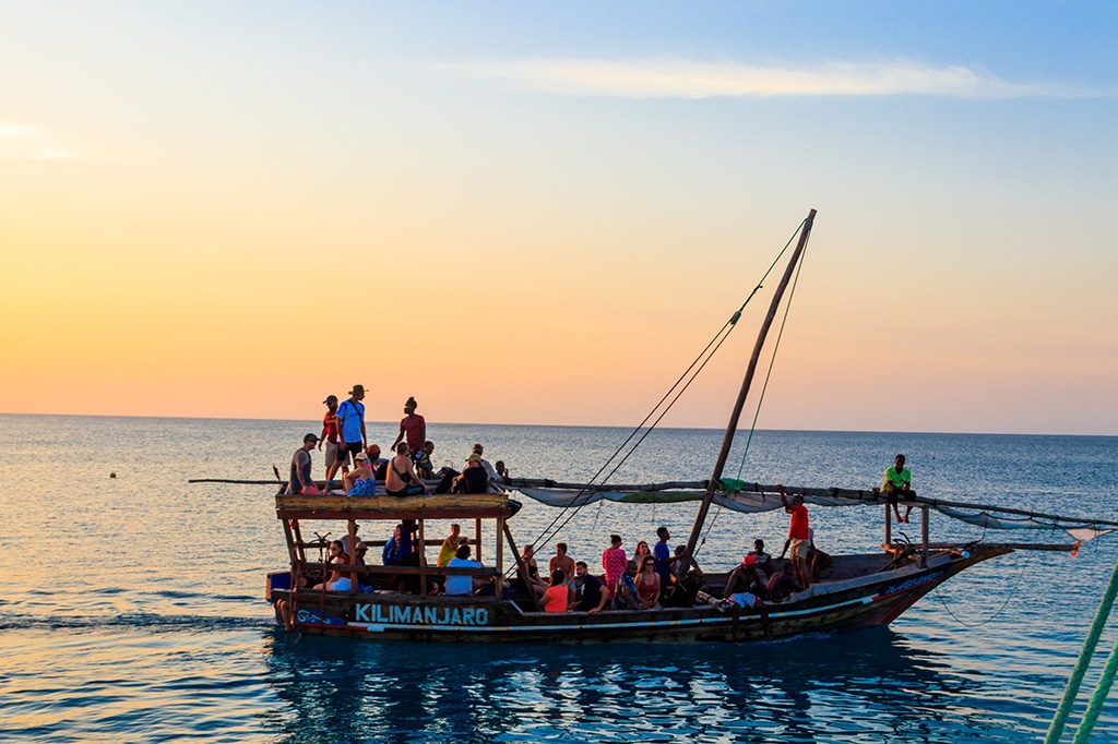 Turisti in crociera al tramonto a Zanzibar, Tanzania