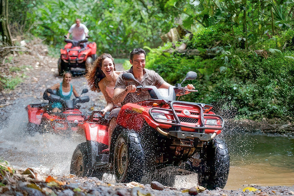 Touristen auf Quads am Westkilimanjaro, Tansania