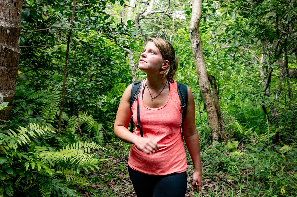 Junge Frau erkundet den Jozani-Wald in Sansibar, Tansania