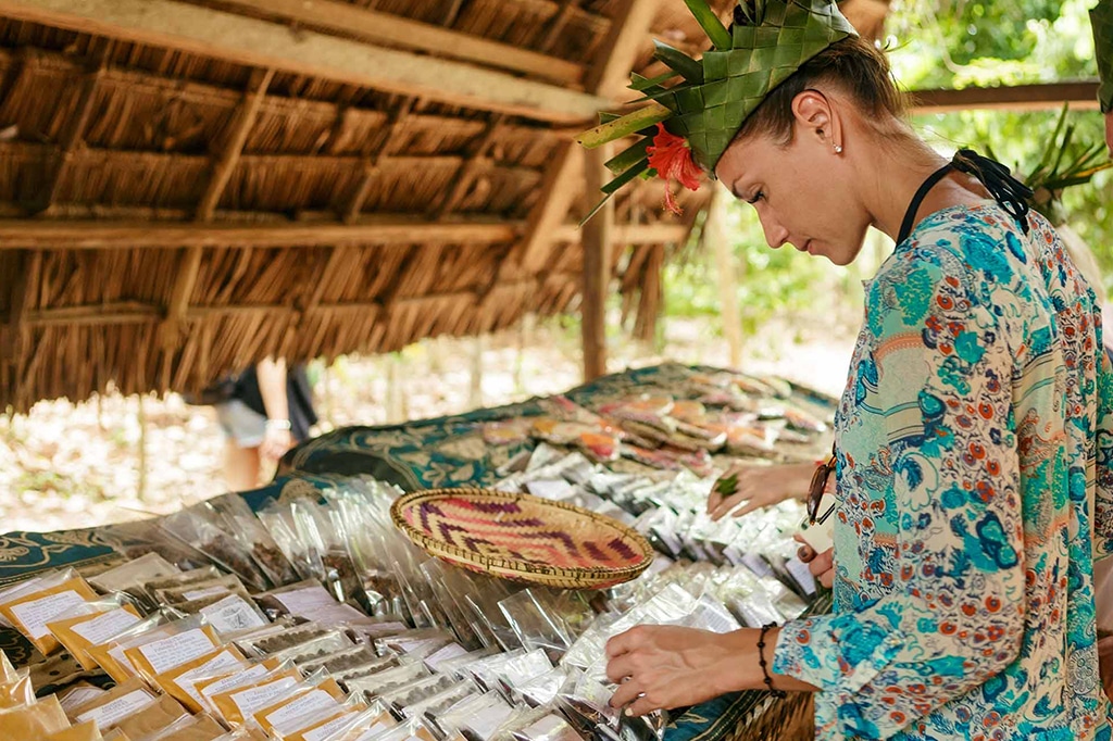 Giovane turista in tour delle spezie a Zanzibar, Tanzania
