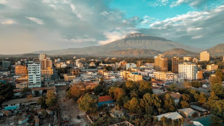 Guida ad Arusha veduta aerea della città di Arusha viaggio facile in Tanzania