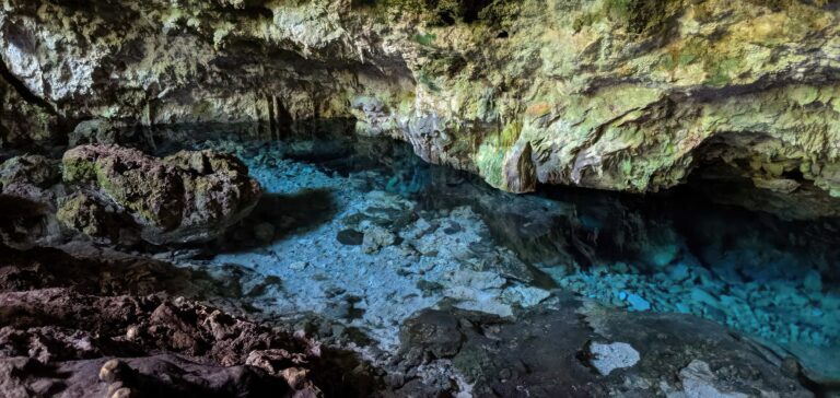 Grotte de Kuza sur la plage de Jambiani à Zanzibar
