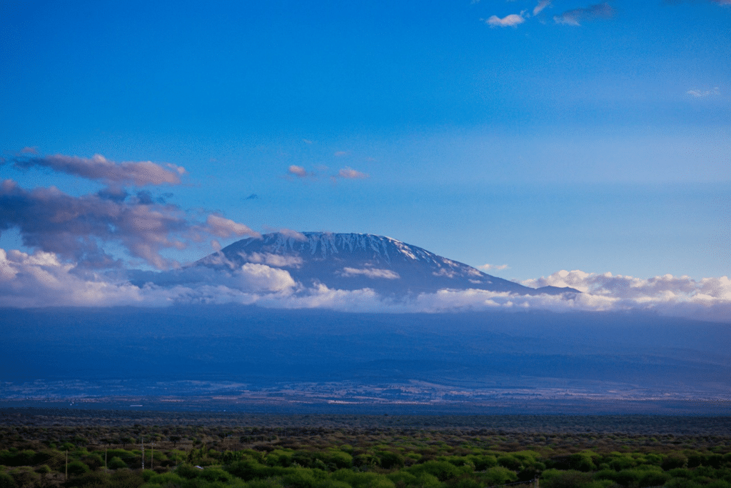 La vue du majestueux Kilimandjaro de loin.