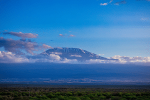 La vista del majestuoso Kilimanjaro desde lejos.
