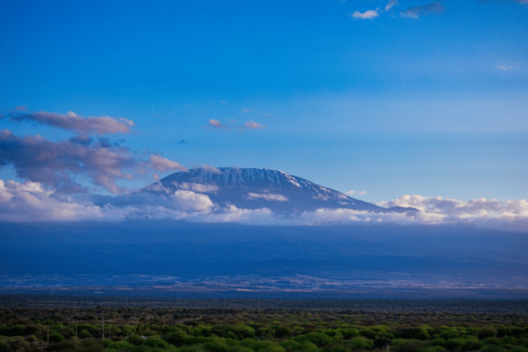 Blick auf den Kilimandscharo aus der Ferne