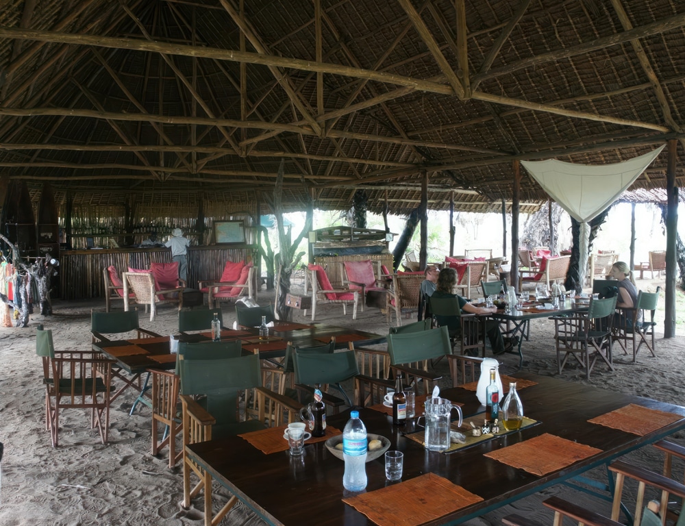Äta middag i sjön Manze tältläger - boende i Nyerere nationalpark - lätt resa tanzania