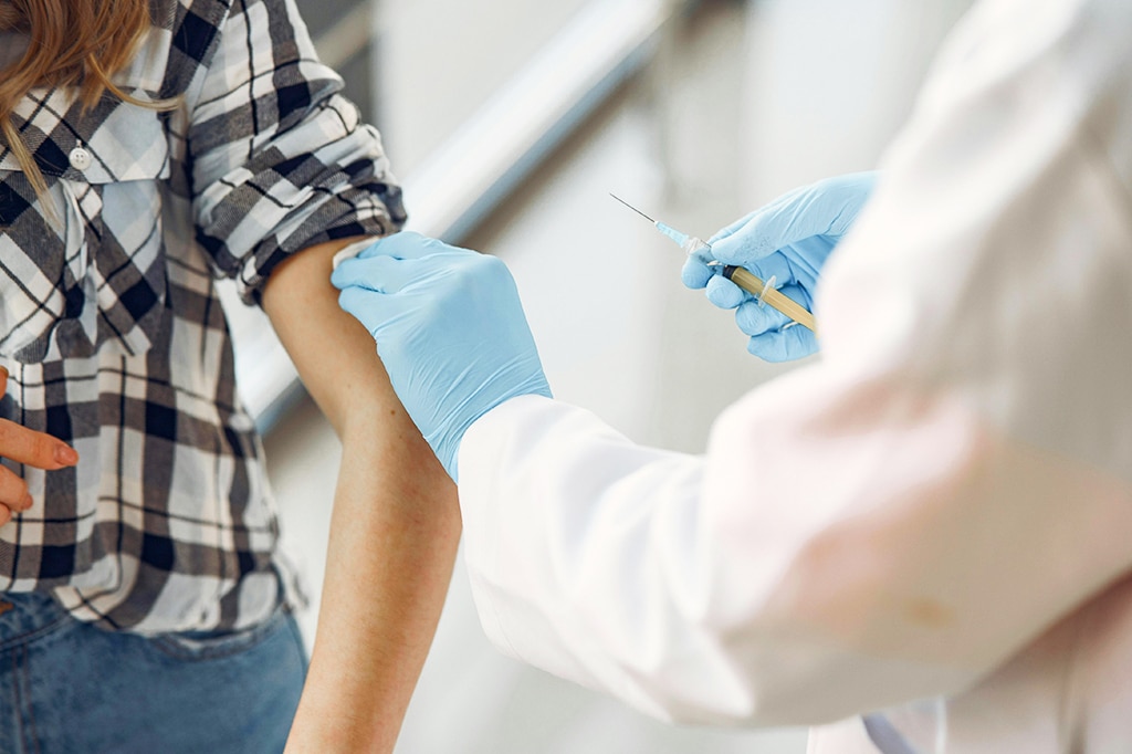 狂犬病ワクチン接種を受ける若い女性のクローズアップ