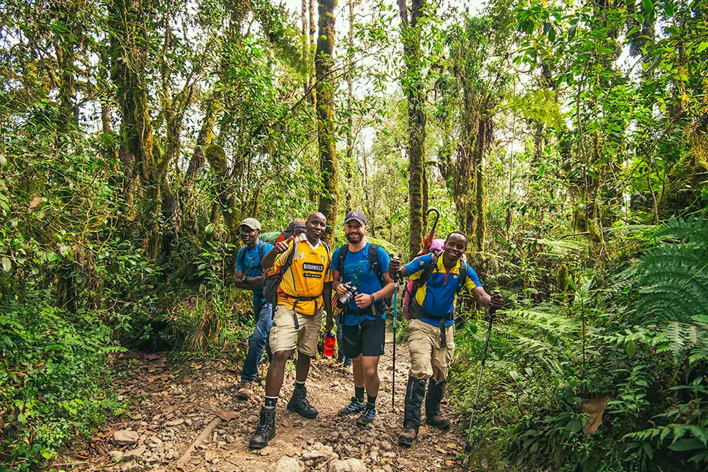 Een toeristische wandelaar met de Kilimanjaro-bemanning.jpg