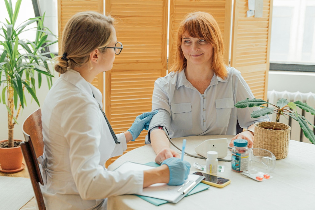 一名妇女正在接受健康检查