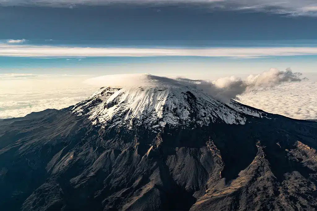 Luftaufnahme des Kilimandscharo in Tansania.jpg Luftaufnahme des Kilimandscharo in Tansania.jpg