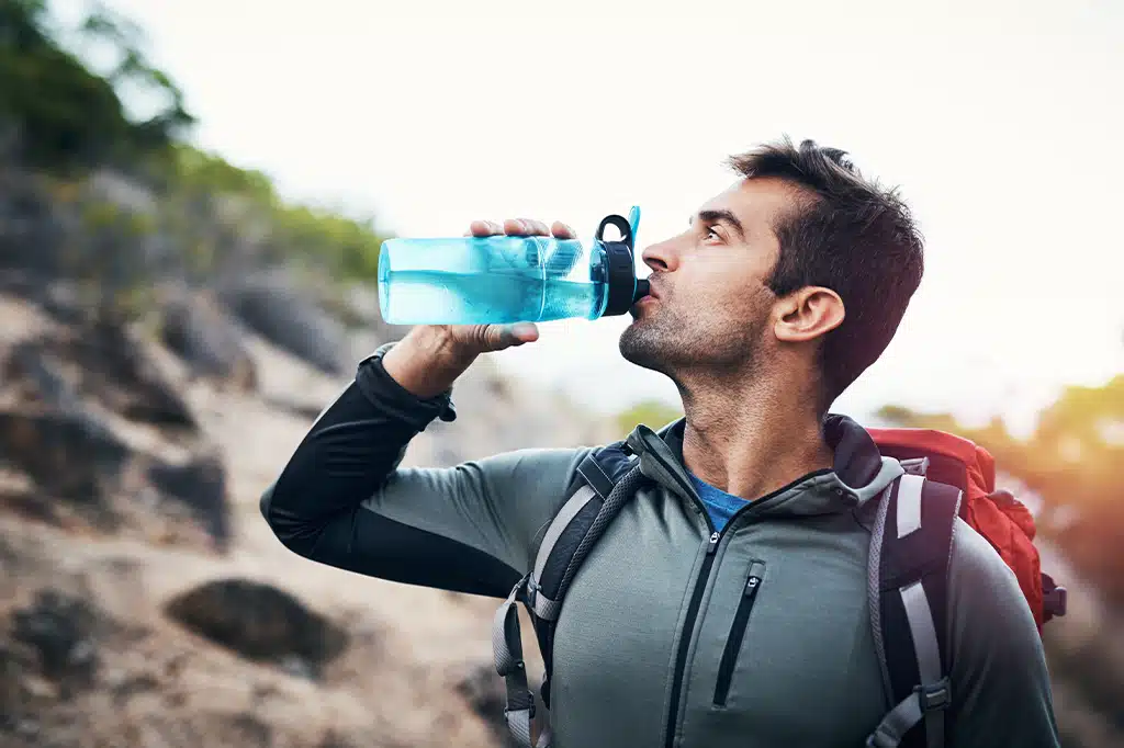 Close-up van een wandelaar die water drinkt op de Kilimanjaro, Tanzania