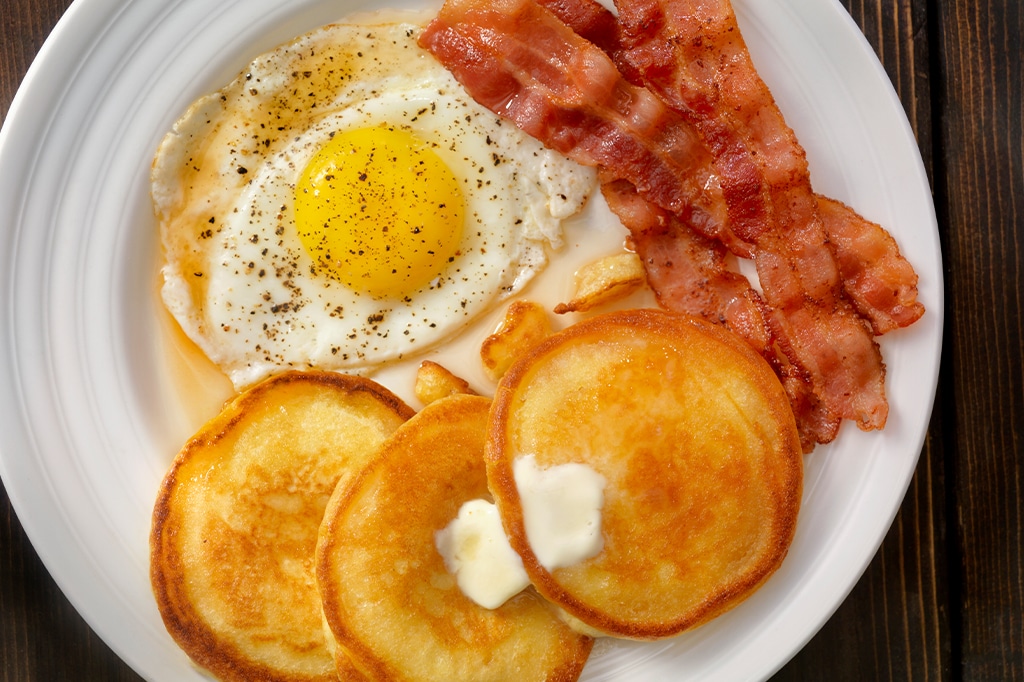 乞力马扎罗山徒步旅行期间提供的食物特写