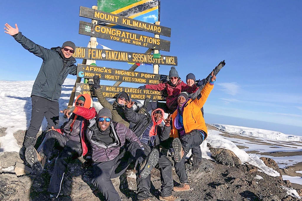 Easy Travel 团队与徒步旅行者一起登上乞力马扎罗山顶