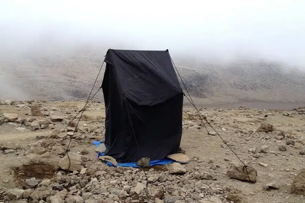 Privétoilet op de Kilimanjaro in Tanzania.jpg