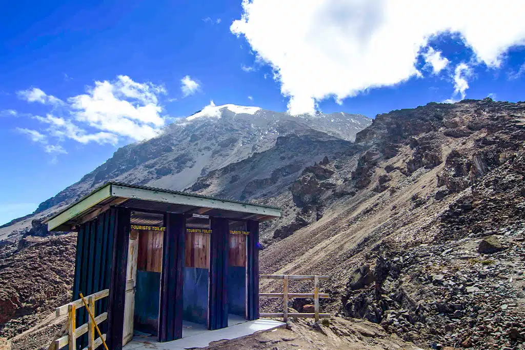 Toiletten op de Kilimanjaro in Tanzania.jpg