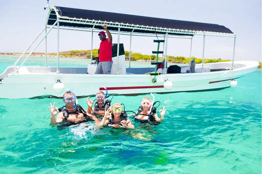 Turistas buceando en las aguas cristalinas de la isla de Zanzíbar, Tanzania 2.jpg 1 Turistas buceando en las aguas cristalinas de la isla de Zanzíbar, Tanzania 2.jpg 1