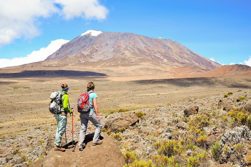 Zwei junge Wanderinnen in der alpinen Wüstenzone des Kilimandscharo in Tansania