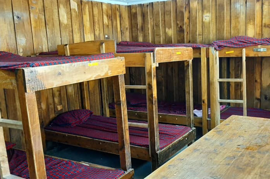 Una baracca con letti a castello in legno a Horombo Hut, Kilimanjaro