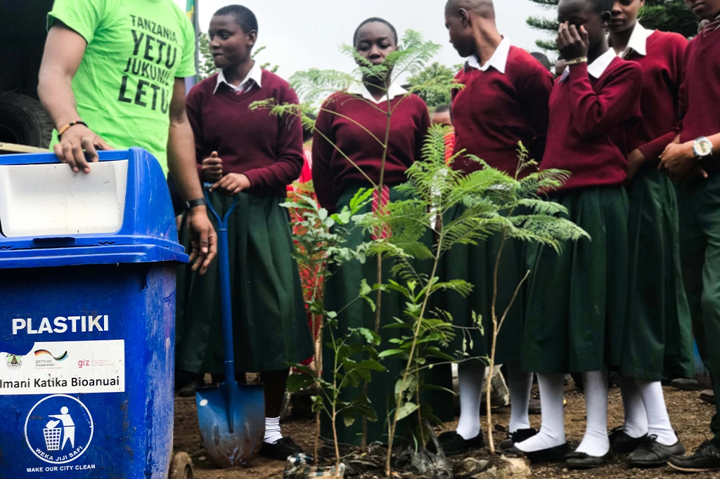 与当地学生共建清洁环境 轻松游坦桑尼亚 与当地学生共同打造清洁环境——坦桑尼亚轻松旅行